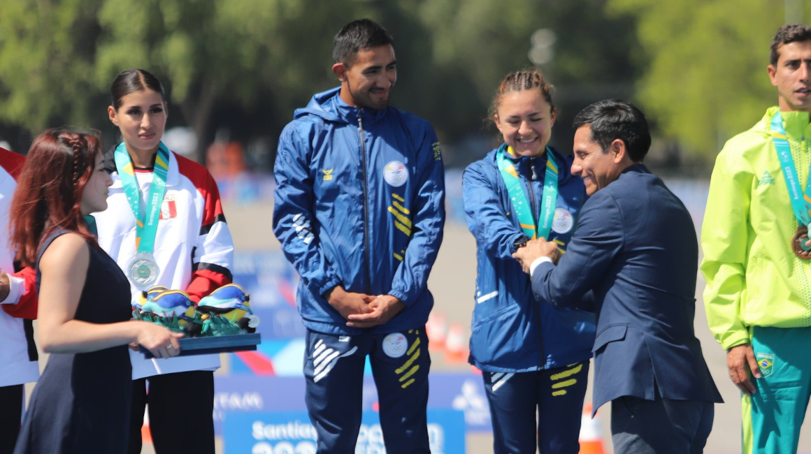 Jefferson Pérez entrega las medallas de oro a Glenda Morejón y Daniel Pintado en los Juegos Panamericanos.
