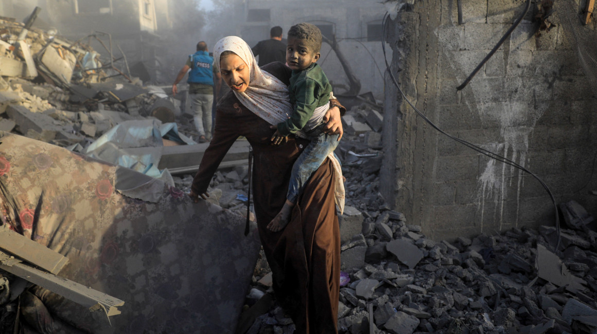 Una mujer palestina huye de una zona bombardeada por el ejército israelí, en Gaza, el 6 de noviembre de 2023.