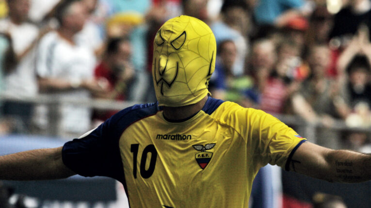 Jaime Iván Kaviedes festeja con una máscara de Spiderman el gol de Ecuador ante Costa Rica, el 15 de junio de 2006, en un partido del Mundial de Alemania. 