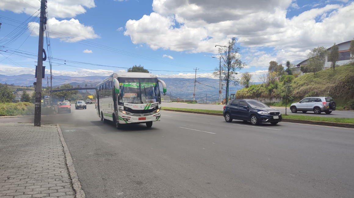 Un bus circula por la avenida Simón Bolívar de Quito, el 21 de octubre de 2023.