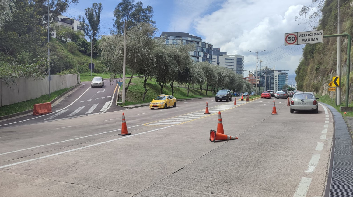 Vehículos circulan por la avenida Oswaldo Guayasamín, el 6 de noviembre de 2023.