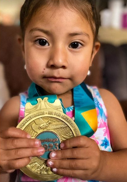 Montserrat, la hija de Daniel Pintado, con la medalla de oro de los Panamericanos.