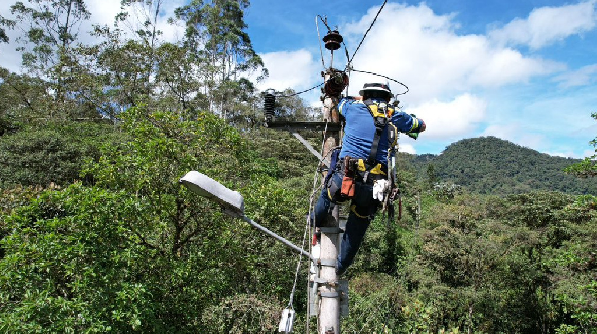 Trabajadores de empresa eléctrica Quito en tareas de mantenimiento a líneas de transmisión el 2 de noviembre de 2023