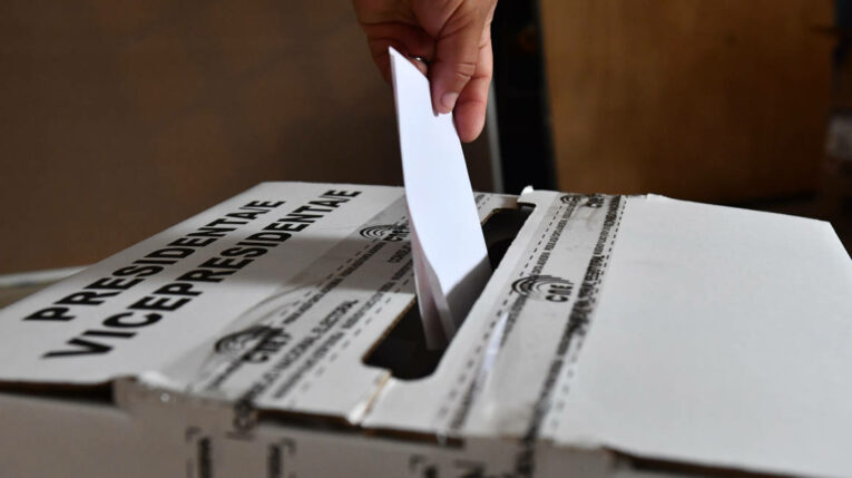 Imagen de una urna en las elecciones extraordinarias en Manta, el 15 de octubre de 2023. 