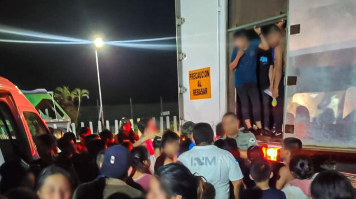 Migrantes de varias nacionalidades, entre ellos ecuatorianos, encontrados en un camión en México, en septiembre de 2023.