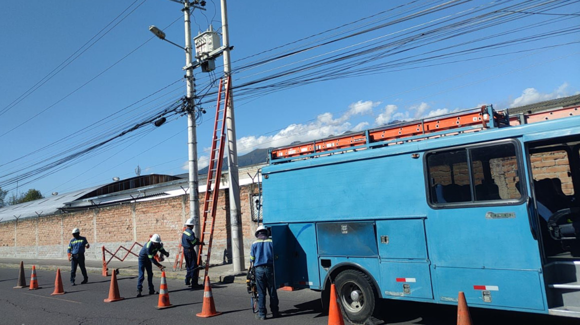 Trabajadores de la Empresa Eléctrica Quito realizan trabajos de reparación, el 8 de noviembre de 2023.