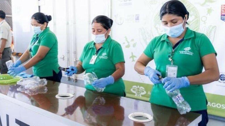 Trabajadores procesan botellas de plástico en el Aeropuerto Ecológico de Galápagos, el 5 de septiembre de 2023.