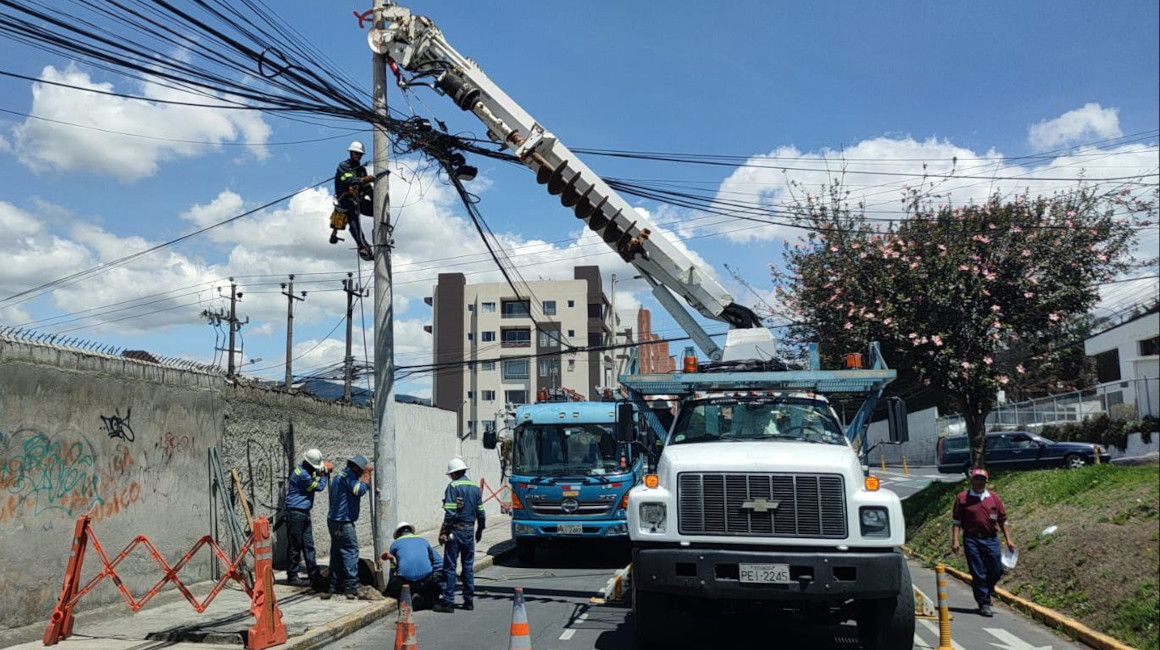 Trabajadores de la Empresa Eléctrica Quito en labores de mantenimiento, el 7 de noviembre de 2023.