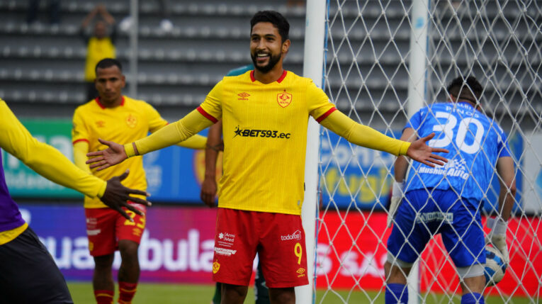 Jeison Medina, de Aucas, festeja un gol contra Mushuc Runa el 29 de octubre de 2023, por LigaPro.
