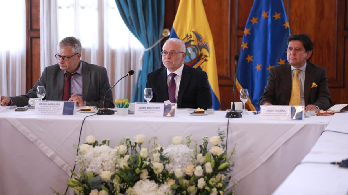 Funcionarios del Gobierno y delegados de la Unión Europea reunidos en Quito el 7 de noviembre de 2023.