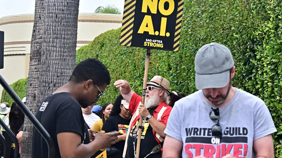 El actor y cineasta Mark Gray sostiene un cartel en rechazo a la inteligencia artificial (A.I., en inglés), durante una protesta en Hollywood el 13 de septiembre de 2023