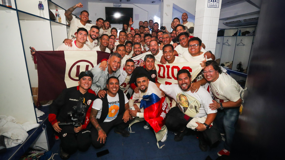 Los jugadores de Universitario de Deportes festejan en el camerino el campeonato logrado el 8 de noviembre de 2023.