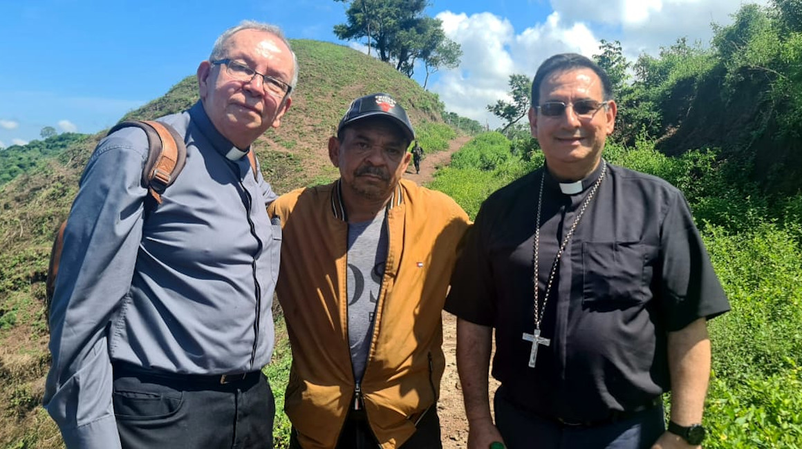 El padre de Luis Díaz (centro) con el Mons. Francisco Ceballos, obispo de Riohacha y Mons. Héctor Henao, delegado para las relaciones Iglesia-Estado, tras ser liberado, el jueves 9 de noviembre de 2023.
