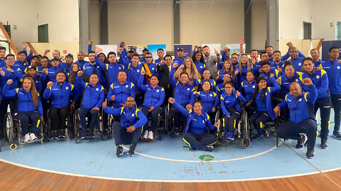 La delegación ecuatoriana luego del abanderamiento para los Juegos Parapanamericanos de Santiago de Chile, el 9 de noviembre de 2023.