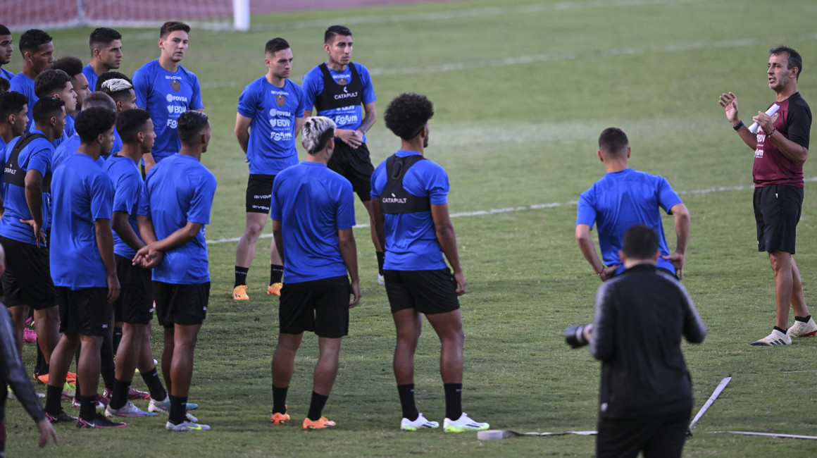 Fernando Batista les habla a sus jugadores en un entrenamiento en Caracas, el 31 de julio de 2023.
