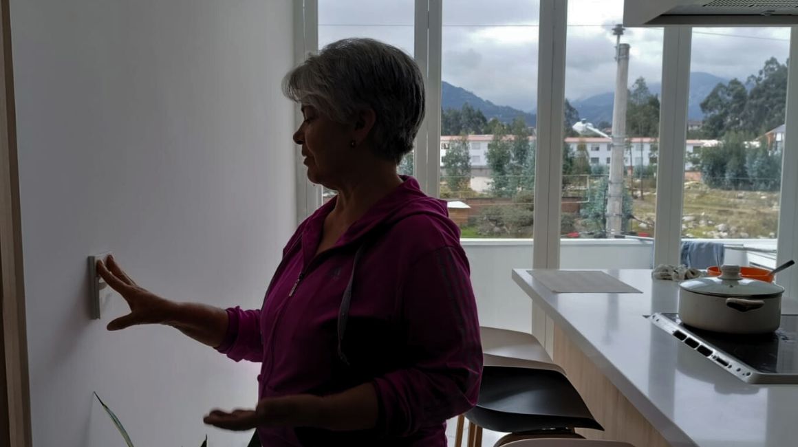Rosa Abad apaga las luces de su casa, ubicada en Cuenca, el 9 de noviembre de 2023.