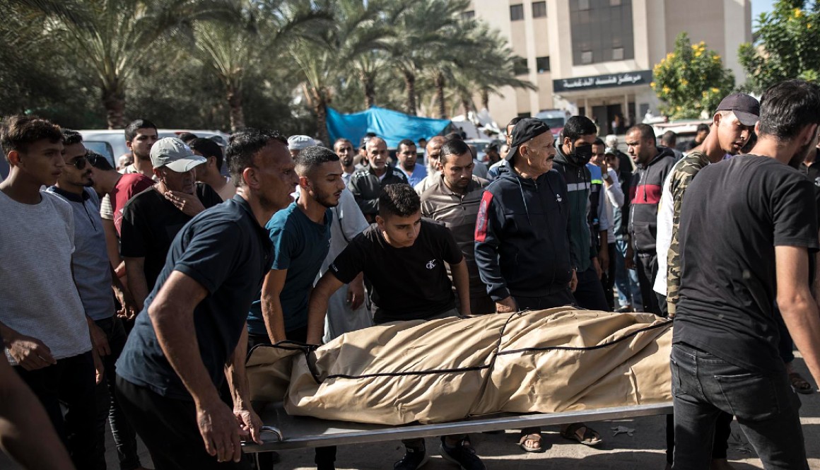 Ciudadanos de Gaza retiran un cuerpo, luego de un bombardeo israelí.