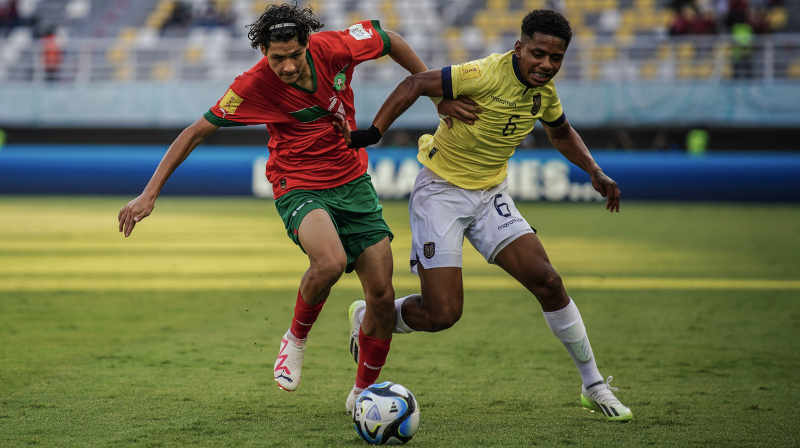 El ecuatoriano Elkin Ruiz disputa una pelota con un rival marroquí, en el Mundial Sub 17, el 13 de noviembre de 2023.