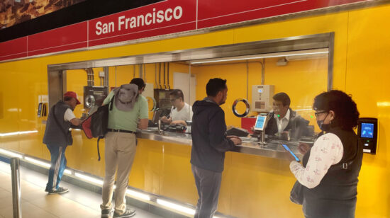 Usuarios del Metro de Quito solicitan información en la estación San Francisco, el 10 de noviembre de 2023.