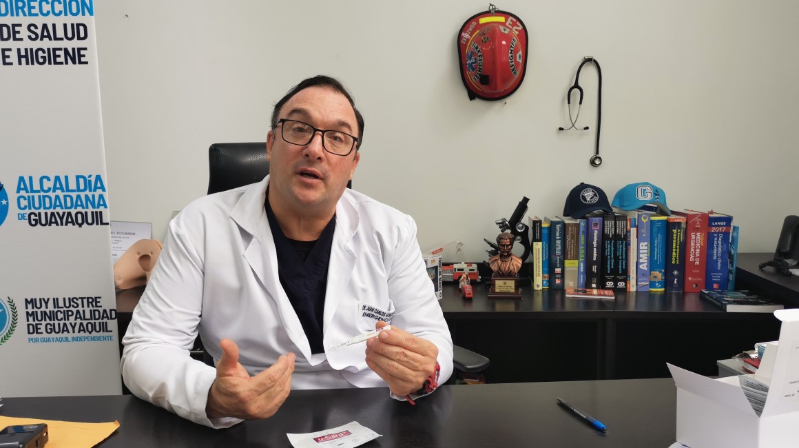 Juan Carlos González, director de Salud e Higiene del Municipio de Guayaquil, muestra un test rápido de fentanilo. 
