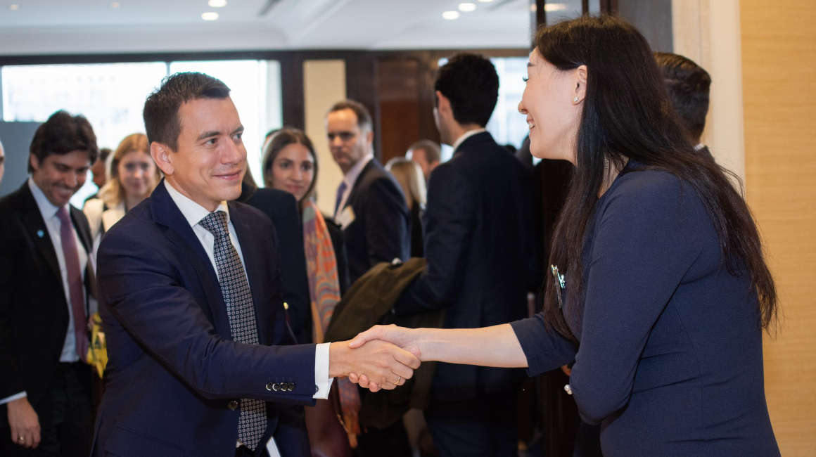 El presidente electo Daniel Noboa durante una reunión con representantes de Barclays, 7 de noviembre de 2023.