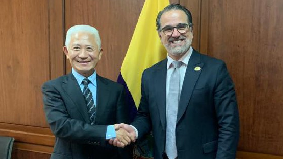 El embajador de China, Chen Guoyou, y el canciller ecuatoriano, Gustavo Manrique, en una reunión en abril 2023.