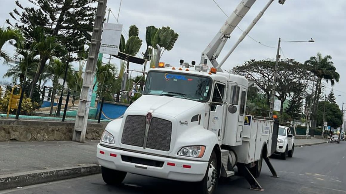 Un camión de CNEL en Durán, Guayas, el 14 de noviembre de 2023.
