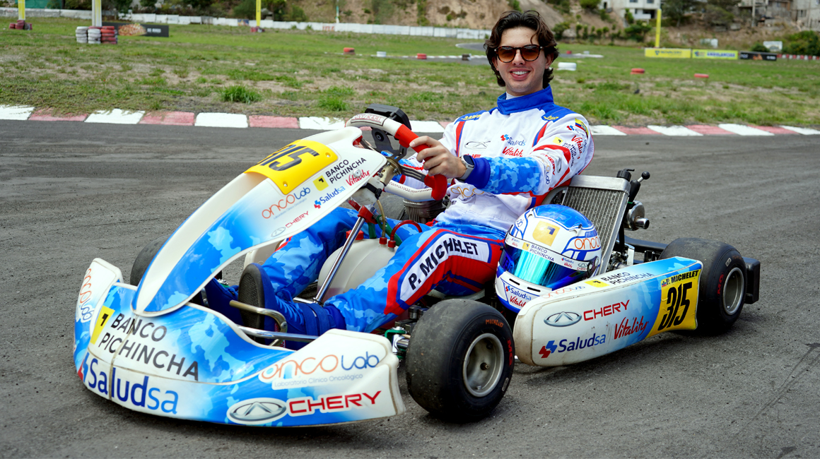 El piloto ecuatoriano, Philippe Michelet, posa en su kart luego de una entrevista con PRIMICIAS, el 10 de noviembre de 2023.