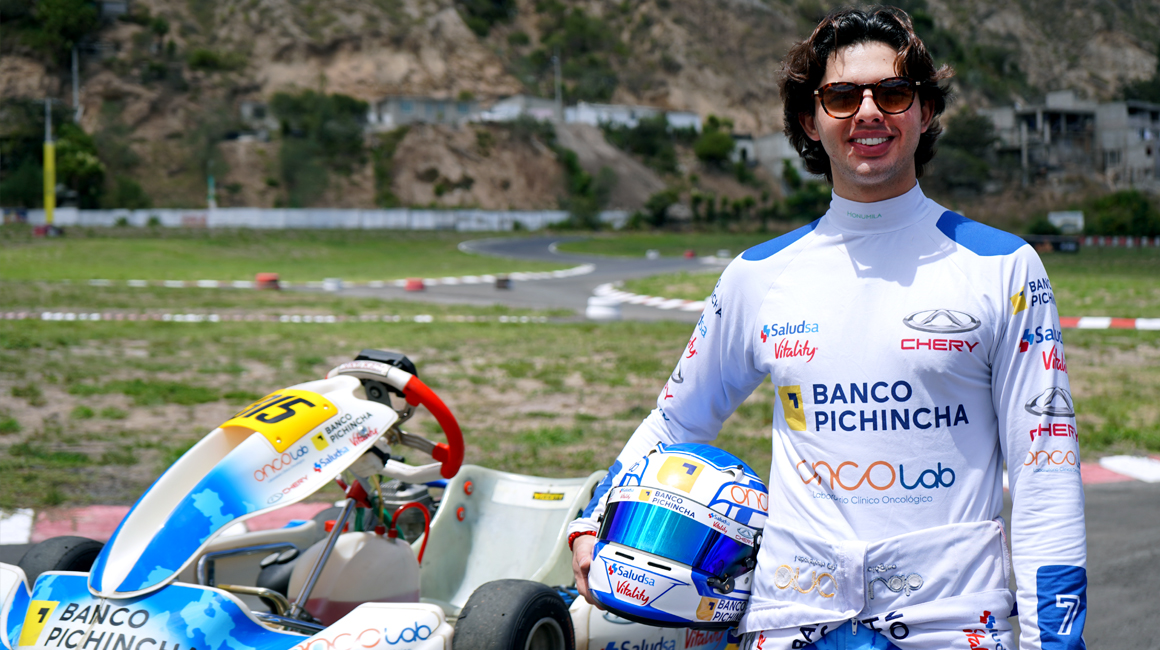 El piloto ecuatoriano, Philippe Michelet, posa en su kart luego de una entrevista con PRIMICIAS.