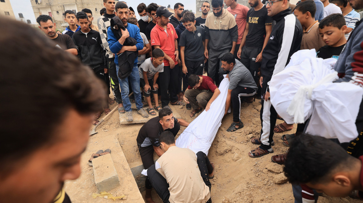 Palestinos entierran a miembros de su familia en Gaza, muertos luego de bombardeos israelíes, el 13 de noviembre de 2023.