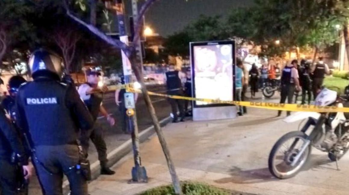 La Policía se encuentra en los exteriores de un centro comercial de Guayaquil, donde ocurrió una muerte violenta el 14 de noviembre de 2023.