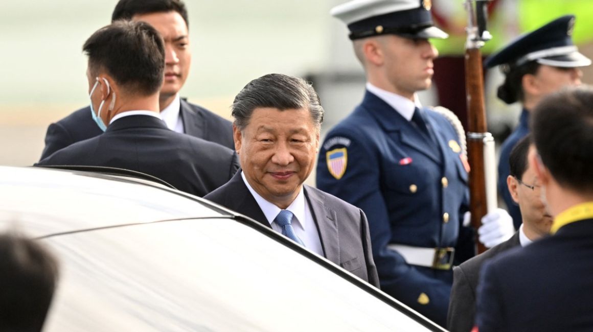 El presidente chino Xi Jinping llega a San Francisco, Estados Unidos, el 14 de noviembre de 2023, en donde se reunirá con Joe Biden.