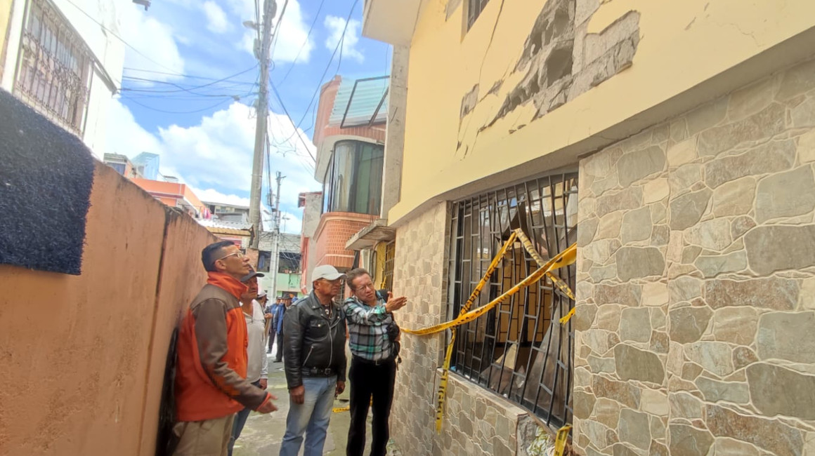 Habitantes de Solanda miran los daños en una de las viviendas del sector, el 9 de noviembre de 2023.