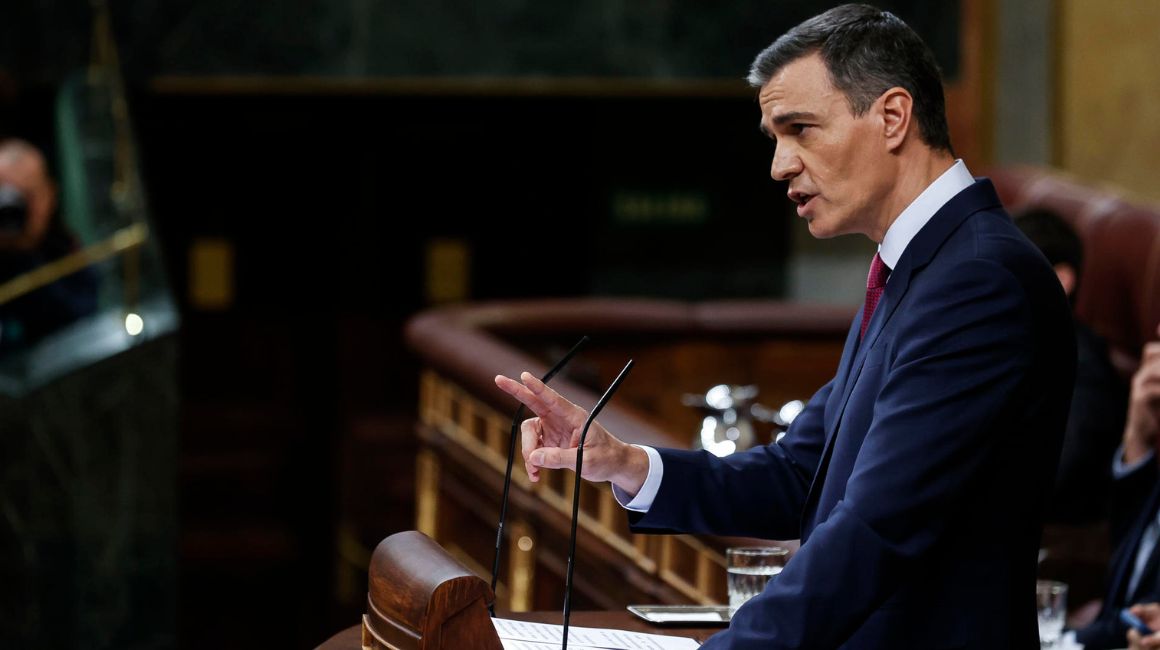 El presidente del Gobierno en funciones, Pedro Sánchez, se dirige a la Cámara en el primer día de su debate de investidura, el 15 de noviembre de 2023.
