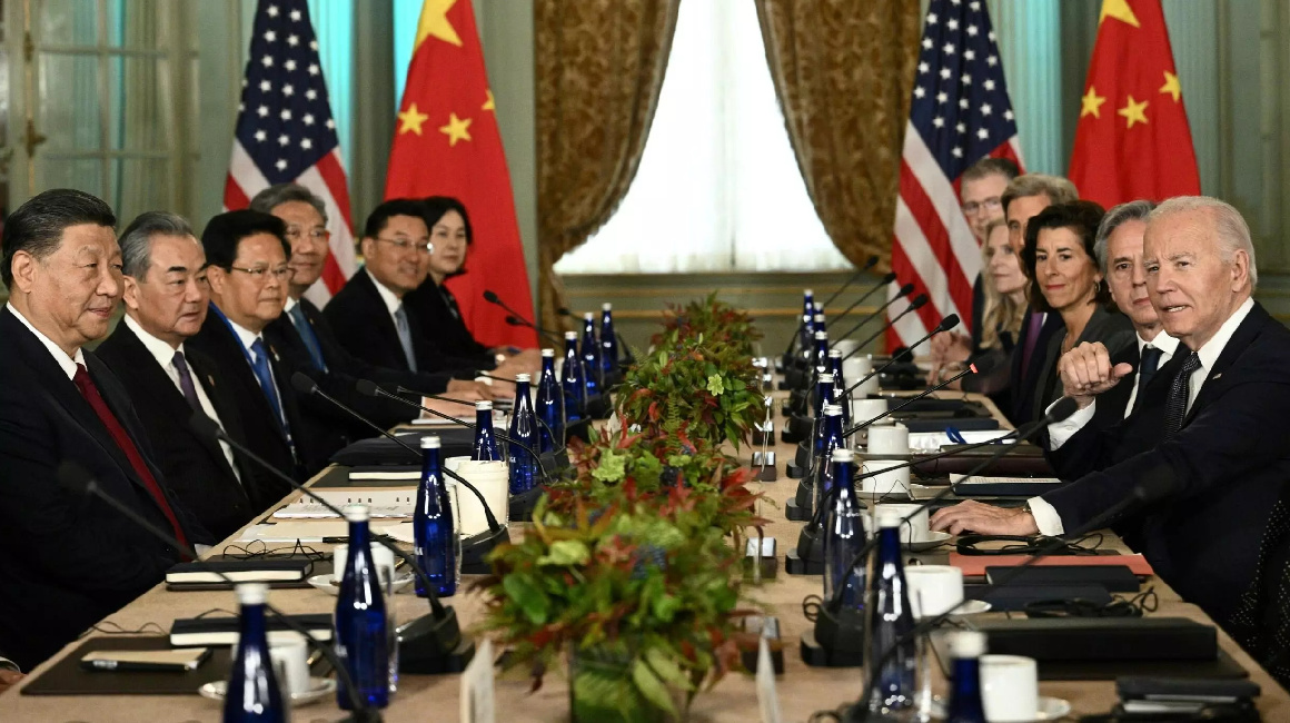 Joe Biden, Xi Jiping y varios ministros reunidos el 15 de noviembre de 2023.