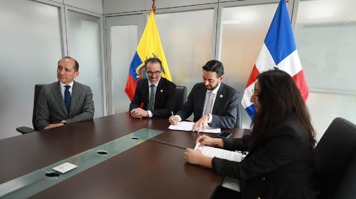Firma de posible acuerdo comercial entre funcionarios de Ecuador y República Dominicana.