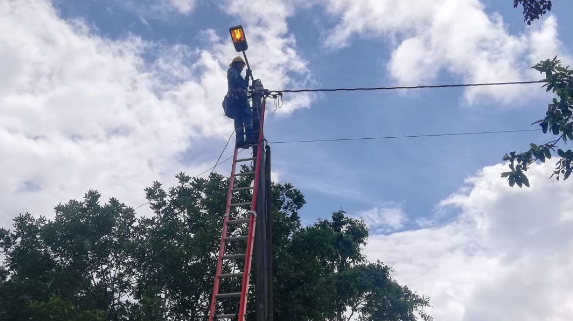 Trabajos en el servicio de energía eléctrica en Sucumbíos.