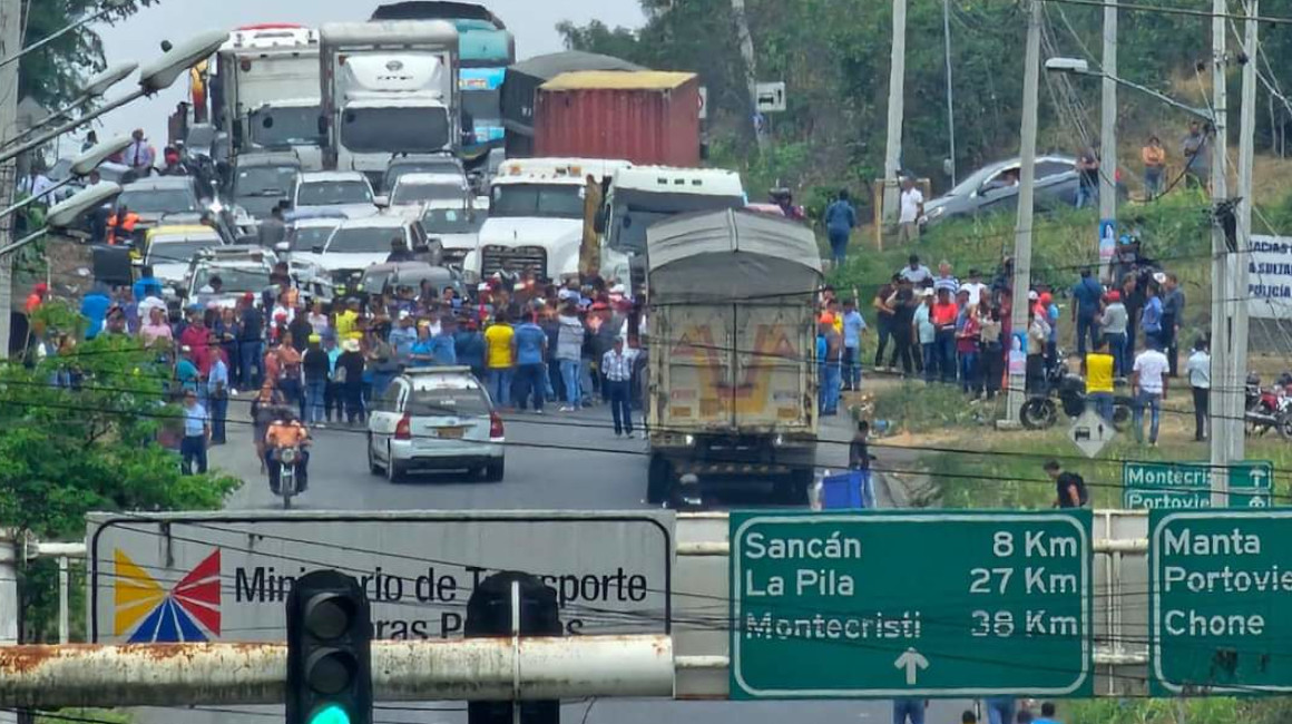 Manabí: trabajadores de dos municipios cierran vías