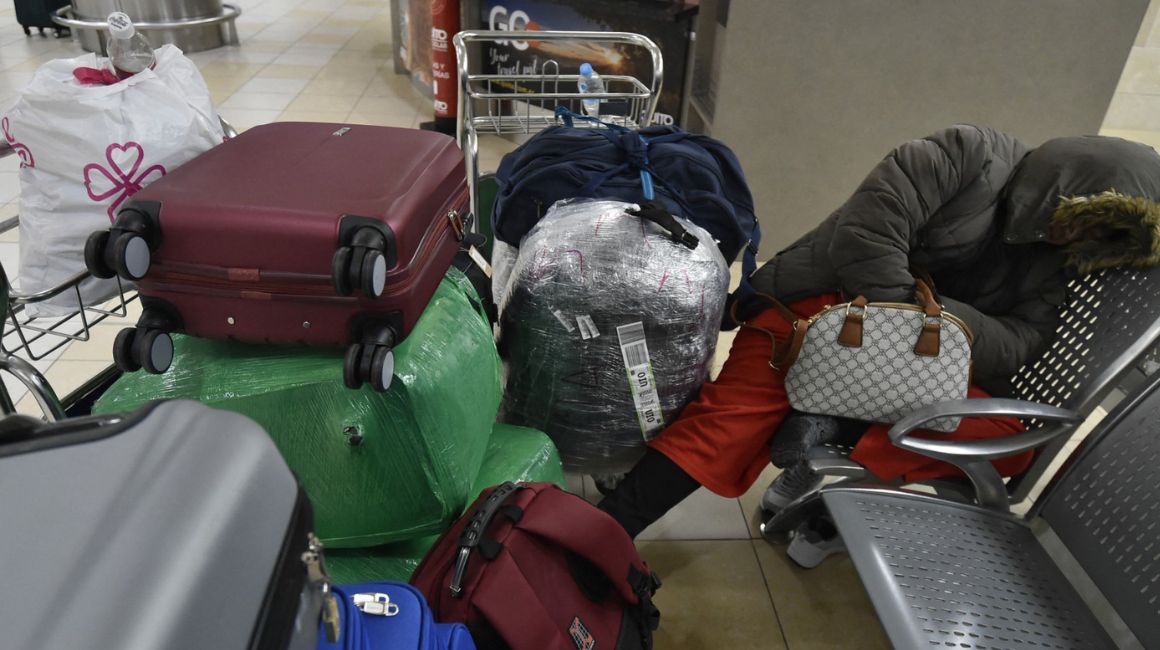 Imagen referencial. Una persona con maletas en el aeropuerto de Quito.