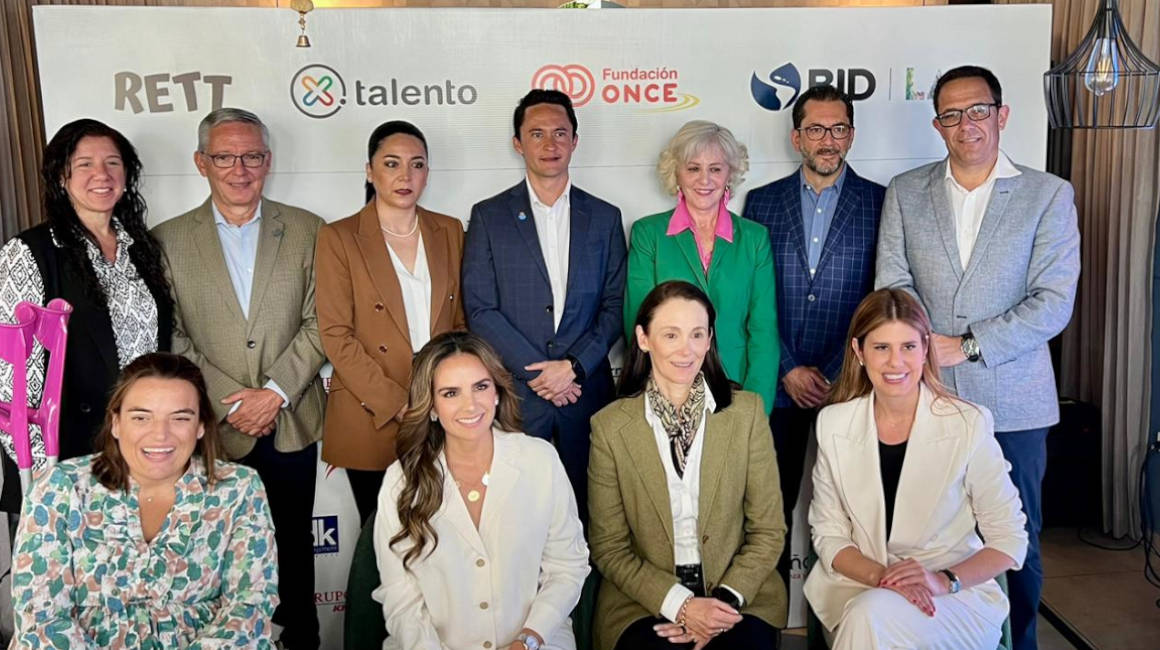 Representantes de Por Talento Ecuador y de siete empresas del país, el 16 de noviembre de 2023.