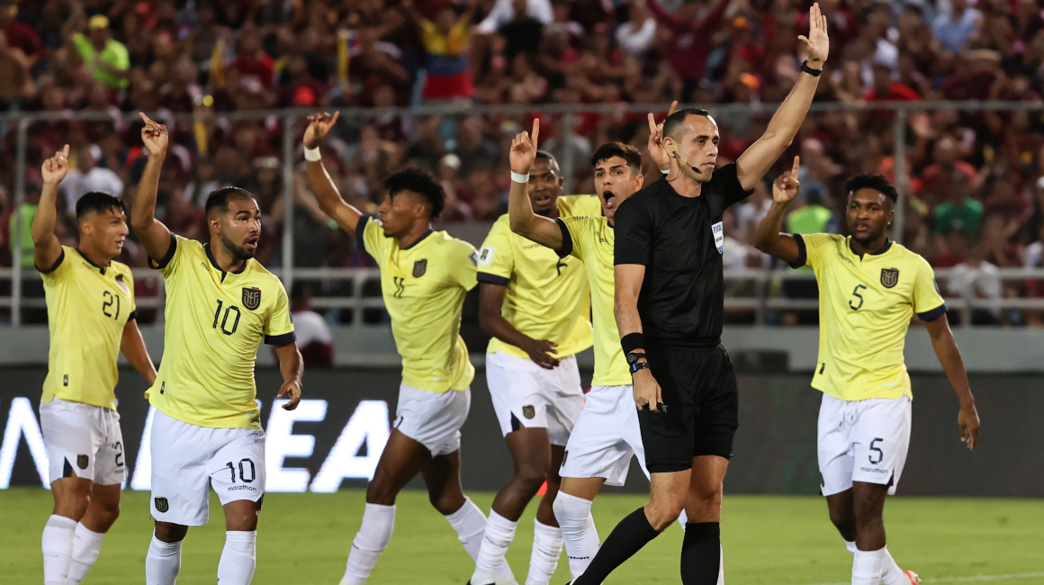Los jugadores de Ecuador le reclaman al árbitro paraguayo por un gol mal anulado ante Venezuela, el 16 de noviembre de 2023. 