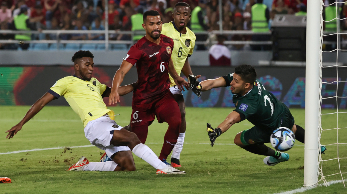 El momento en el que José Cifuentes convierte el gol de Ecuador ante Venezuela, pero que fue anulado por el árbitro paraguayo Juan Benítez, el 16 de noviembre de 2023. 