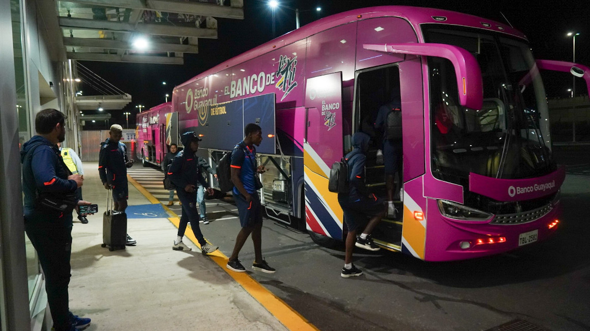 Los jugadores de Ecuador se suben al bus que los traslada hasta la Casa de la Selección, el 17 de noviembre de 2023.
