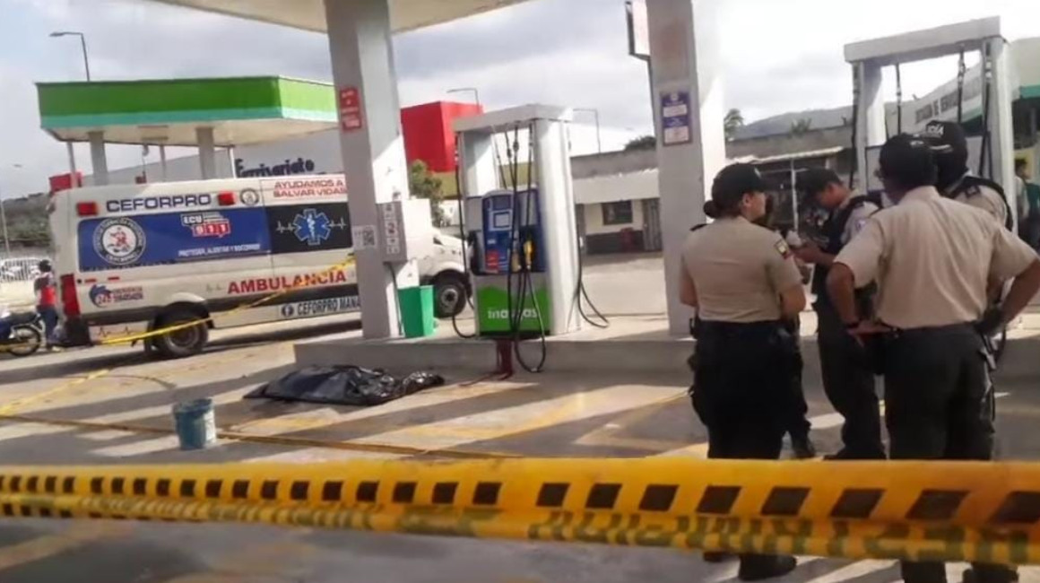 Diligencias en una escena del crimen en Portoviejo. Un hombre fue asesinado en una gasolinera, en la vía a Santa Ana, Manabí.