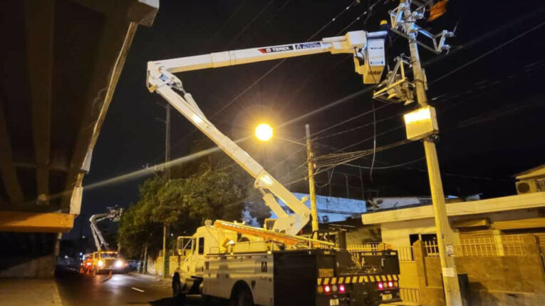 Trabajos de CNEL EP en Guayaquil, para reemplazar cables de luz, el 16 de noviembre de 2023.