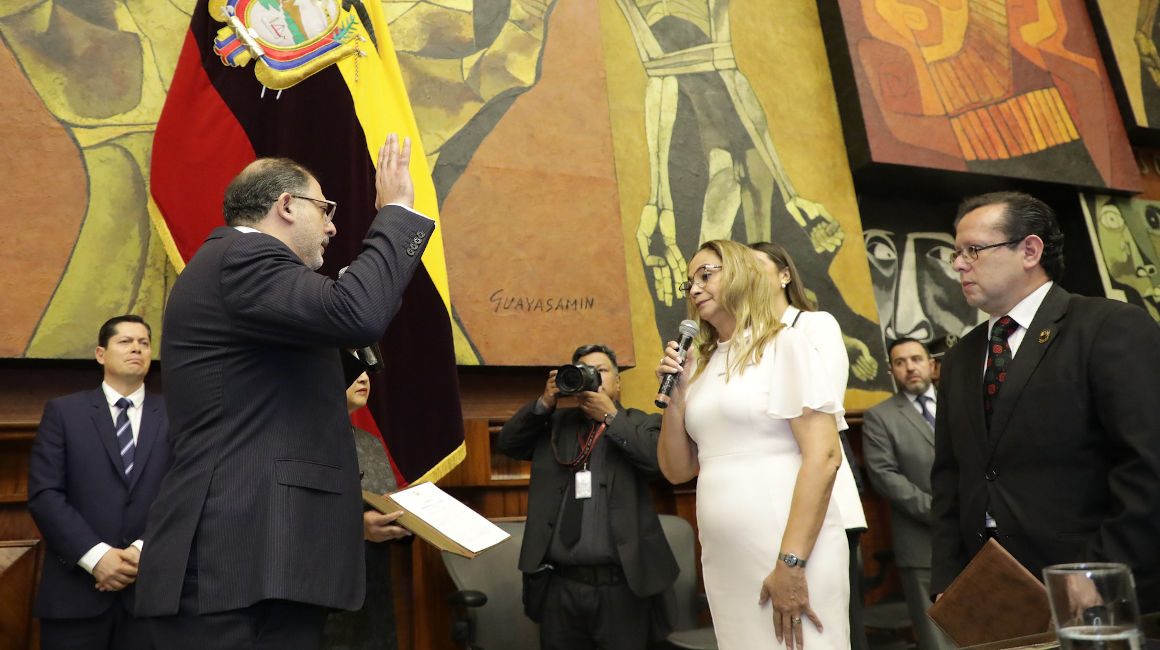 Henru Kronfle toma juramento como presidente de la Asamblea Nacional, el 17 de noviembre de 2023.