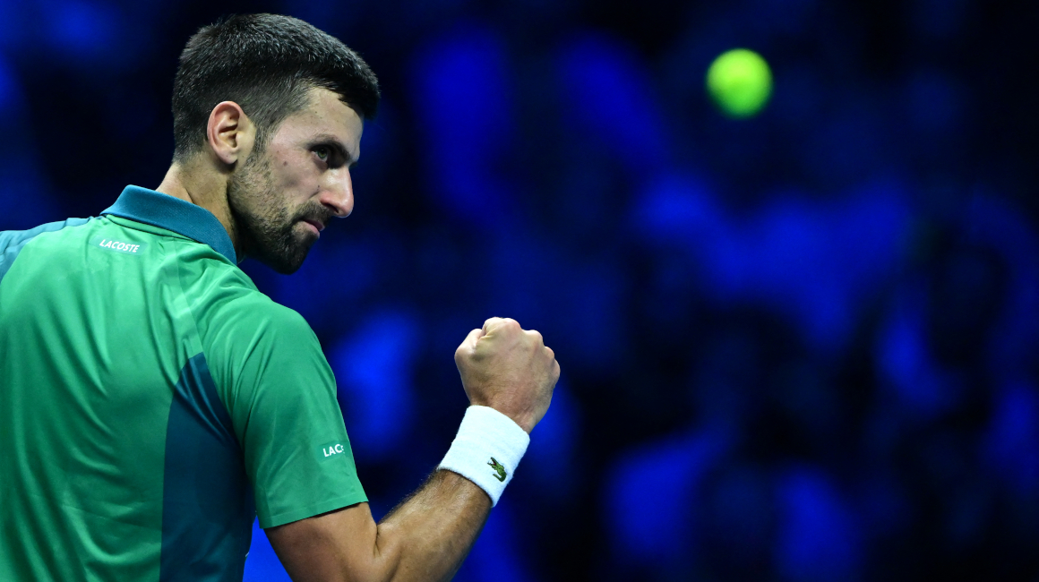Novak Djokovic celebra un punto ante Carlos Alcaraz, este 18 de noviembre de 2023, en la semifinal del Masters ATP.