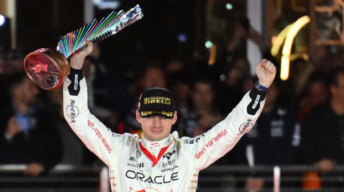 Max Verstappen con su trofeo tras ganar el Gran Premio de Las Vegas el domingo 19 de noviembre de 2023.