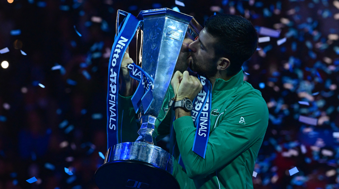 Novak Djokovic besando el trofeo del Masters ATP el domingo 19 de noviembre 2023.
