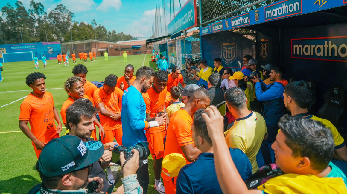 Ecuador entrena a puerta cerrada y se distiende con un cumpleañero